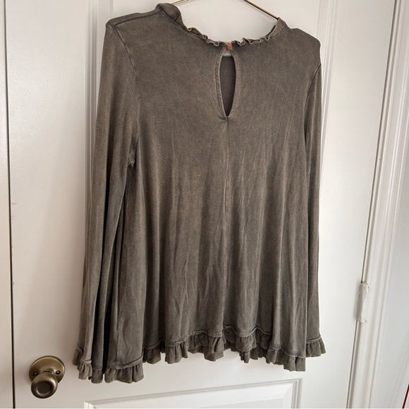 Boho olive green acid wash ruffle trim bell wide sleeve Altar'd state top - Picture 4 of 7